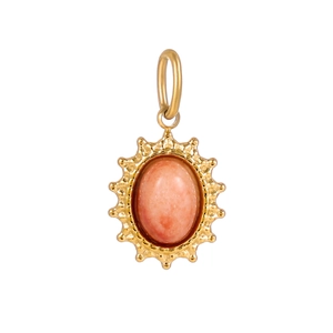 Makroansicht eines ovalen rosa-orangen Edelsteins in einem goldenen Sonnenstrahlen-Anhänger