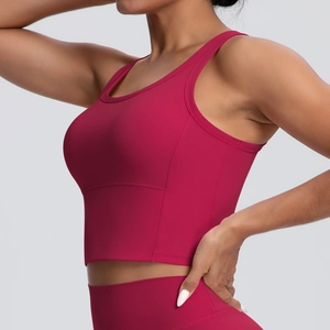 Detail eines Sport-BHs mit Ringerrücken in Dunkelrosa mit breitem elastischem Band