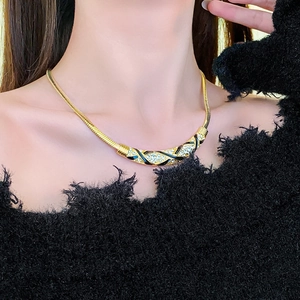 Detailansicht einer Vintage Goldkette mit Kristallen und schwarzen Emaille-Streifen