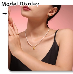 Détail du collier de perles avec pendentif doré et ensemble de bijoux sur mannequin
