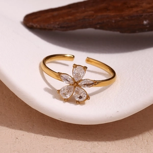 Elegant 18K Gold Plated Stainless Steel Flower Open Ring For Women Sparkly Rhinestone Petal Adjustable Fashion Jewelry Gift