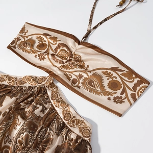 Dettaglio di un top bohémien con stampa paisley in raso marrone con lacci da annodare