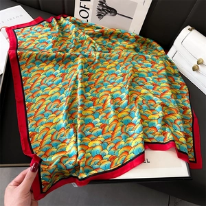 Foulard en soie coloré de style chinois avec motifs de nuages et bordure élégante