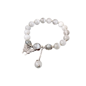 Bracelet élégant en pierres œil de chat perlées avec breloque papillon argentée et perle