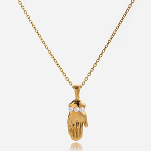 Collier élégant avec pendentif main plaqué or 18k et trois perles incrustées pour femme