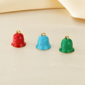 Trois pendentifs cloches en émail coloré rouge, bleu clair et vert bordés d'or