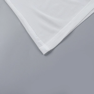 Détail du tissu en maille blanche montrant la texture respirante et les coutures
