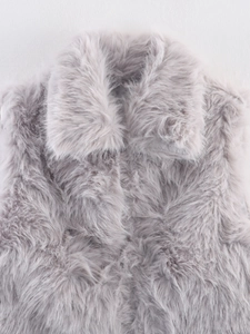 Dettaglio della texture in ecopelliccia di un gilet color malva chiaro con revers
