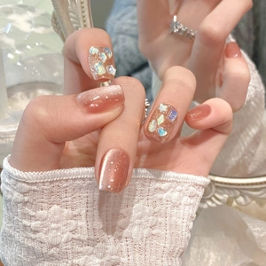 Cat-Eye-Nägel zum Aufkleben in Jasmintee-Farbe mit Glitzer und Strass-Akzenten