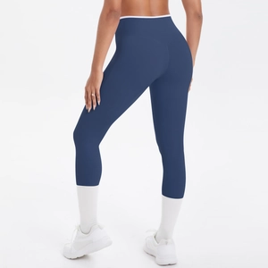 Détail du pantalon de yoga bleu marine à taille haute avec coutures contrastées