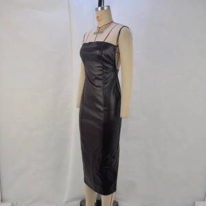Detail des glänzenden schwarzen Kunstlederstoffes und Beinschlitz am Bodycon-Kleid