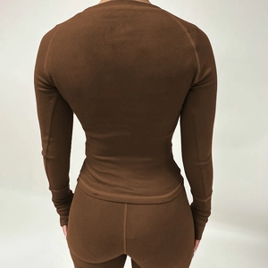 Vue arrière d'un ensemble haut à manches longues côtelé marron et pantalon de yoga