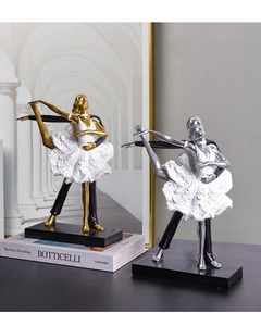 Dettaglio della trama in resina e pieghe della gonna sulla scultura di coppia danzante