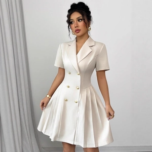 Elegante beige double-breasted blazerjurk met korte mouwen en plooirok voor dames
