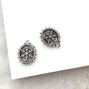 Makroaufnahme antiker silberner Schneeflocken-Anhänger für DIY-Schmuck und Basteln