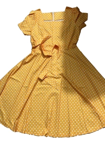 Detail of square neck polka dot dress with short sleeves and waist tie decoration