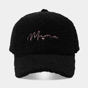 Cappellino invernale in peluche nero con ricamo Mama rosa e dettaglio a cuore