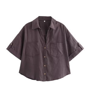 Chemise femme à manches courtes en mélange de lin marron foncé avec deux poches