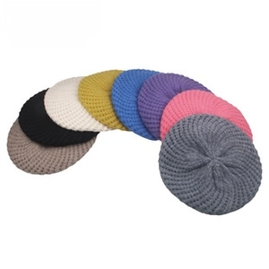 Détail de la texture en maille de bérets à carreaux disponibles en plusieurs coloris