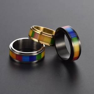 Anelli rotanti arcobaleno in acciaio al titanio nei colori argento, oro e nero