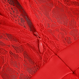 Vue détaillée de la dentelle rouge avec fermeture éclair invisible et ceinture en satin
