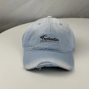 Casquette de baseball en jean délavé bleu clair avec broderie et visière effet vieilli