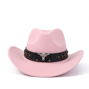 Détail du chapeau de cowboy en feutre rose avec boucle tête de taureau et rivets décoratifs