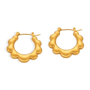 Minimalist gold-plated stainless steel hoop earrings with elegant scalloped wave edges