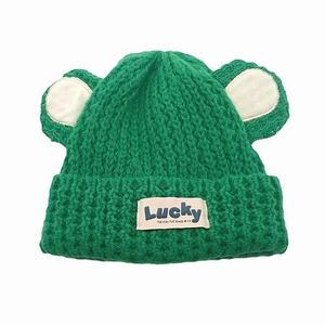 Bonnet tricoté vert pour femme avec oreilles d'ours blanches et écusson logo Lucky