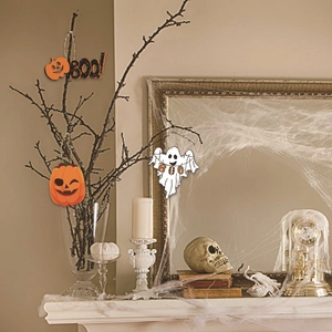 Décorations d'Halloween en bois avec citrouilles oranges et fantôme blanc sur des branches