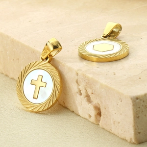 Pendentifs ronds en acier doré avec incrustations croix et hexagone sur pierre