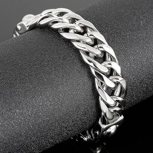 Silbernes Panzerarmband aus Edelstahl für Herren im Punk-Stil auf Textur-Display
