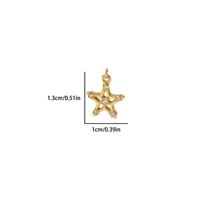 Détail du pendentif étoile dorée avec zircone, dimensions 1,3 cm de haut et 1 cm de large