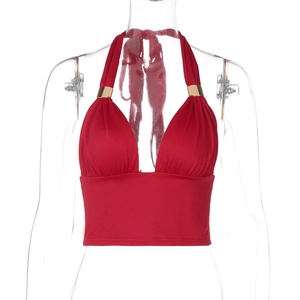 Detailaufnahme von rotem Halter-Top mit schicker goldener Metallschnalle und Rippstrick