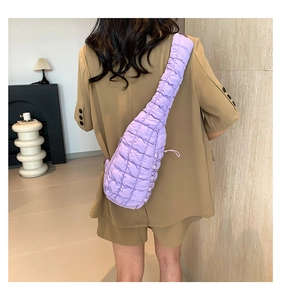 Détail du sac matelassé lilas avec tissu froncé texturé et large bandoulière souple