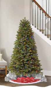 Détail de jupe de sapin de Noël rouge avec motifs de flocons et bordure volantée