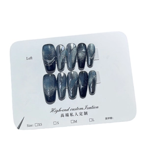 Faux ongles œil-de-chat bleus avec lignes métalliques argentées et paillettes étoilées