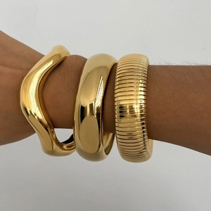 Three-piece set of 18k gold-plated stainless steel bangles featuring textured and smooth finishes
