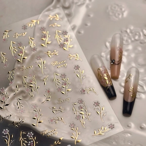 Pegatinas para uñas de pan de oro con motivos florales y ejemplos de aplicación