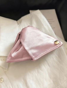Vue détaillée de la pince à cheveux triangle en satin rose avec boucle en métal doré