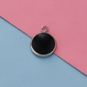 Detail van de 12mm zilveren titanium stalen ronde hanger met zwarte visschubben textuur