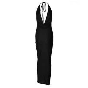 Détail du décolleté en V et licou sur une élégante robe longue noire dos nu