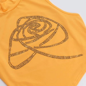 Détail de la rose en strass étincelante sur un haut à col roulé sans manches de couleur orange