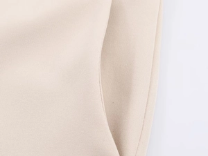 Detailansicht der Taschennähte und des Webstoffs am beigen, schmal geschnittenen Blazer