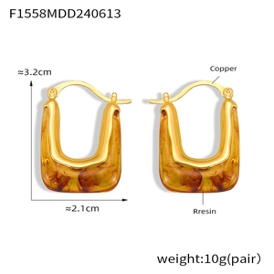 Detailed view of 18k gold plated copper and resin U-shaped earrings with measurements