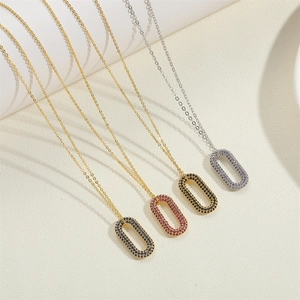 Quatre colliers à pendentif ovale en zircon doré et argenté avec pierres colorées