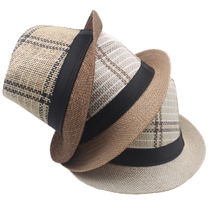 Dettaglio delle trame intrecciate e dei nastri di raso nero su tre cappelli di paglia fedora