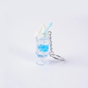 Porte-clés miniature de glace bleue avec garniture de crème blanche et anneau argent