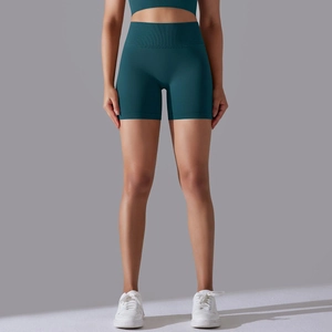 Gros plan du short de yoga sans couture taille haute en vert foncé avec texture côtelée