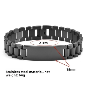 Detail eines matt schwarzen Edelstahl-Armbands mit 21 cm Länge und 15 mm Breite